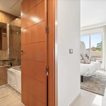 El Paraiso - With Sunny Terrace & Shared Pool Apartment