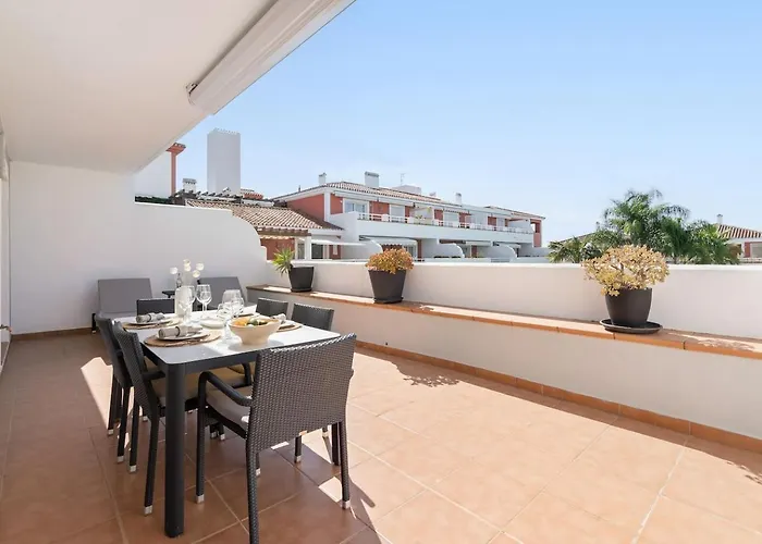 El Paraiso - With Sunny Terrace & Shared Pool * 에스테포나