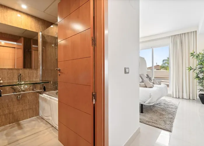 El Paraiso - With Sunny Terrace & Shared Pool شقة